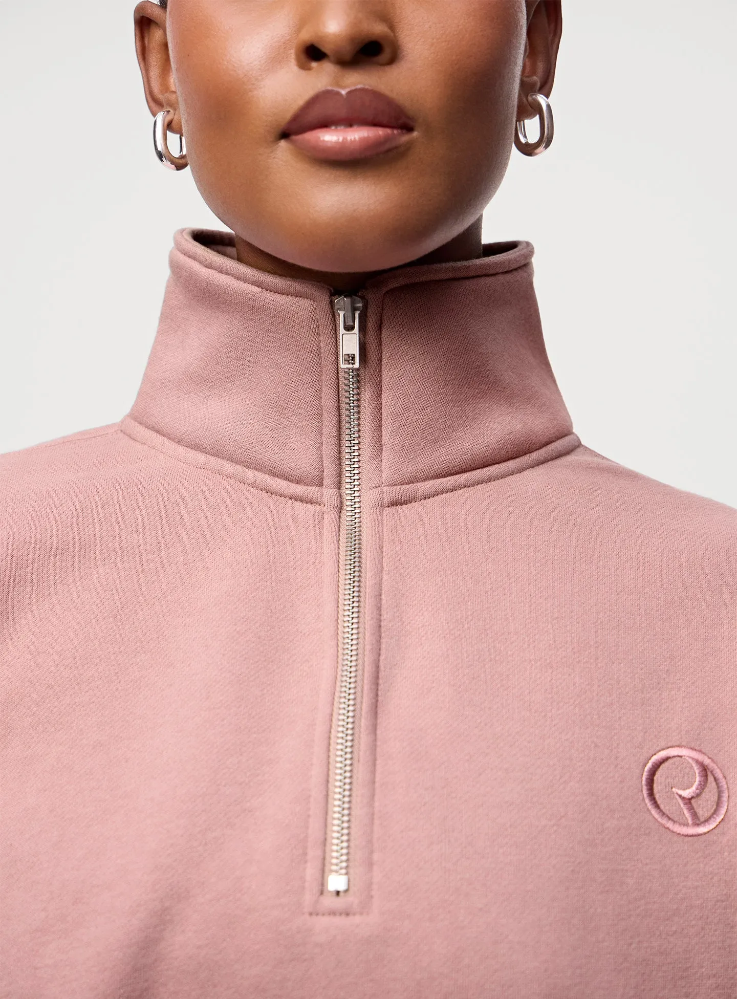 ON-FIGURE-EVERYDAY-QUARTER-ZIP-SWEATSHIRT-DETAILS-01.webp
